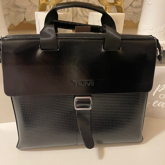 Beautiful laptop or office bag copy of name brand good quality - Picture 4 of 16